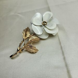 Vintage 1972 Avon Snow Flower Brooch White Enamel Gold